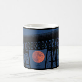 Moon rijdt onder Walkway Bridge Koffiemok
