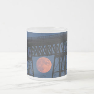 Moon rijdt onder Walkway Bridge Matglas Koffiemok