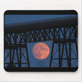Moon rijdt onder Walkway Bridge Muismat