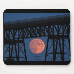 Moon rijdt onder Walkway Bridge Muismat