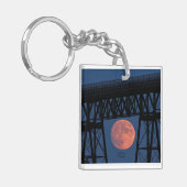 Moon rijdt onder Walkway Bridge Sleutelhanger (Voorkant Links)