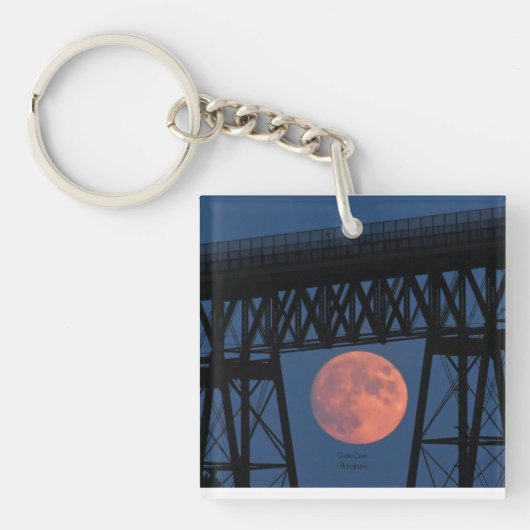 Moon rijdt onder Walkway Bridge Sleutelhanger (Voorkant)