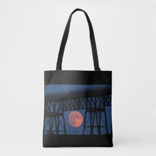 Moon rijdt onder Walkway Bridge Tote Bag