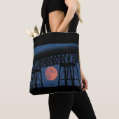 Moon rijdt onder Walkway Bridge Tote Bag (Dichtbij)