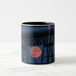 Moon rijdt onder Walkway Bridge Tweekleurige Koffiemok