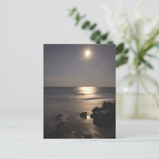 Moon rijst over zee briefkaart (Staand voorkant)
