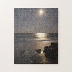 Moon rijst over zee legpuzzel