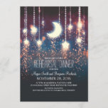 Moon Stars & String Lights Rehearsal Dinner Kaart<br><div class="desc">Romantische en droomrepetitieve dineruitnodiging met maan en sterren aan de touwtjes van het licht. Rustic nodigt u uit voor uw rustige land,  ,  nachtelijke hemel geïnspireerde repetitie diner.</div>