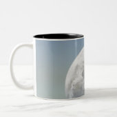 Moon stijgt over een groep Giraffes in Etosha Tweekleurige Koffiemok (Links)