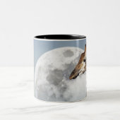 Moon stijgt over een groep Giraffes in Etosha Tweekleurige Koffiemok (Center)