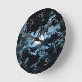 Moon verlicht de nacht achter boomtakken ronde klok (Hoek)