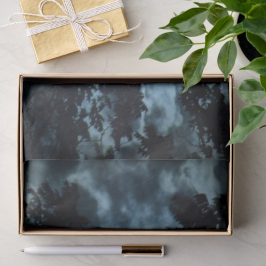 Moon verlicht de nacht achter boomtakken tissuepapier (Geschenk)