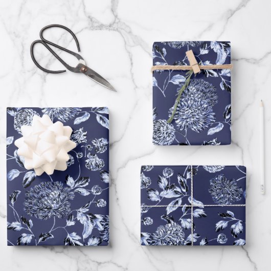Moonlight Blue Dahlias Floral vine op marineblauw Inpakpapier Vel (Voorkant)