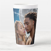 Moonlight Couple Love Mug – Romantic Digital Art Latte Mok (Voorkant)