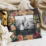 Moonlight Garden Photo Save the Date Card<br><div class="desc">Moonlight Garden bewaart de datumkaart in een uniek vierkant formaat lijsten uw favoriete foto van het verloving met een grens van geschilderde waterverf bloemen in de luchtige herfsttinten van bloedige, bogundy en marsala met donkergroene bladeren. Een rijke, niet-zwarte achtergrond voegt diepte en elegantie toe voor herfst- en winterbruiloften. Pas uw...</div>