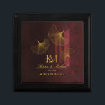 Moonlight Romance Groomsman Gold Burgundy ID881 Cadeaudoosje<br><div class="desc">Dit opwindende trouwende collectie kenmerkt intrigerende verlichtingsgevolgen, golden blad en gebruikt een handgeschreven manuscriptdoopvont om een moderne aanraking toe te voegen. De trouwcadeaudoos die hier getoond wordt, heeft kieuwbladeren die in het maanlicht drijven, die het een romantische, etherische kwaliteit geven. Voeg uw namen, de rol van de trouwpartij en de...</div>