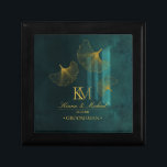 Moonlight Romance Groomsman Gold Emerald ID881 Cadeaudoosje<br><div class="desc">Dit opwindende trouwende collectie kenmerkt intrigerende verlichtingsgevolgen, golden blad en gebruikt een handgeschreven manuscriptdoopvont om een moderne aanraking toe te voegen. De trouwcadeaudoos die hier getoond wordt, heeft kieuwbladeren die in het maanlicht drijven, die het een romantische, etherische kwaliteit geven. Voeg uw namen, de rol van de trouwpartij en de...</div>