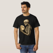 Moonlight Skeleton Holding Full Moon Gothic  T-shirt (Voorkant volledig)