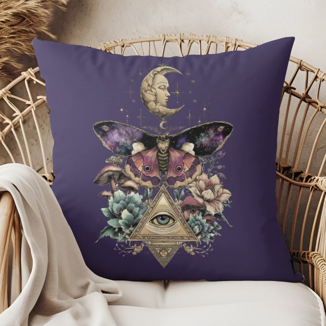 Moonlight Vision Moth – Celestial Lunar  Kussen (Moonlight Vision Moth – Celestial Lunar Throw Pillow in a boho rattan armchair)