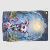 Moonlit Bones – Bewaker van Vergeten Dromen. Golfhanddoek (Horizontaal)