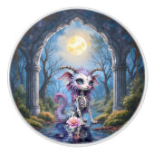 Moonlit Bones – Bewaker van Vergeten Dromen. Keramische Knop (Voorkant)