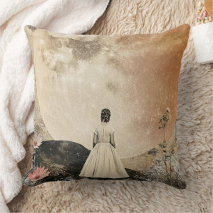 Moonlit Elegance - Uitzicht van de vrouw met maan Kussen