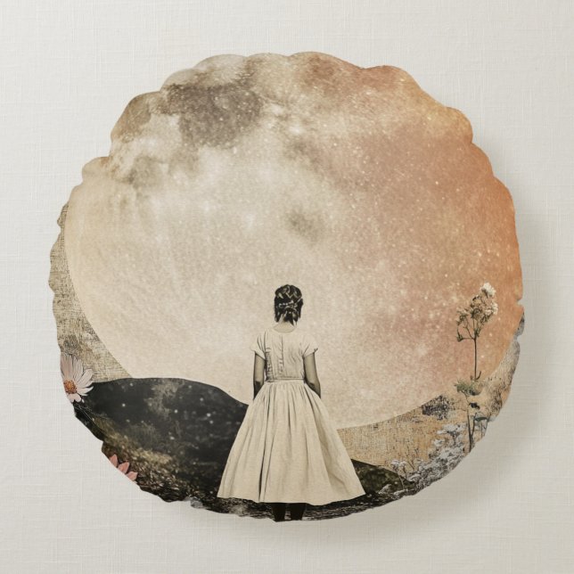 Moonlit Elegance - Uitzicht van de vrouw met maan  Rond Kussen (Voorkant)
