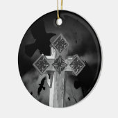 Moonlit GraveYard Gothic Cross met Krogen Keramisch Ornament (Links)