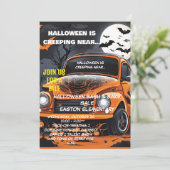 Moonlit Halloween Bash Uitnodiging met Oranje Auto (Staand voorkant)