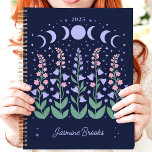 Moonlit Moon Phase Garden 2025 Aangepaste naam Planner<br><div class="desc">Ontsnap naar een maanverlichte tuin waar dromen bloeien onder de hemelse gloed. Deze betoverende planner, versierd met maanfasen en bloeiende bloemen, nodigt u uit om uw jaar onder de sterren te plannen. Stel je voor dat je je ambities en afspraken opschrijft te midden van deze rustige nachtelijke scène. Personaliseer het...</div>