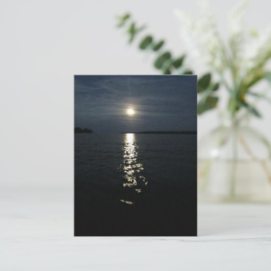Moonreflectie over water. briefkaart (Staand voorkant)