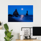 Moonrise reflectie op de zee- en oceaanstacks poster (Thuiskantoor)