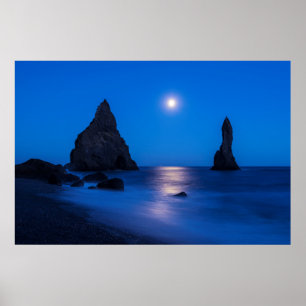 Moonrise reflectie op de zee- en oceaanstacks poster