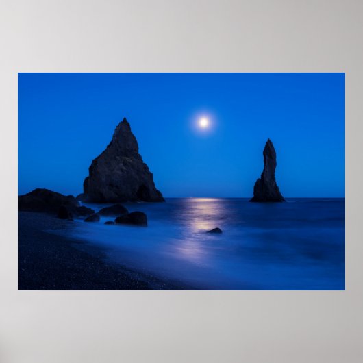 Moonrise reflectie op de zee- en oceaanstacks poster (Voorkant)