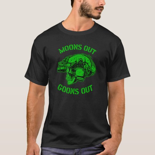 MOON'S OUT GOONS OUT Skull Helmet NVGs Military Me T-shirt (Voorkant)