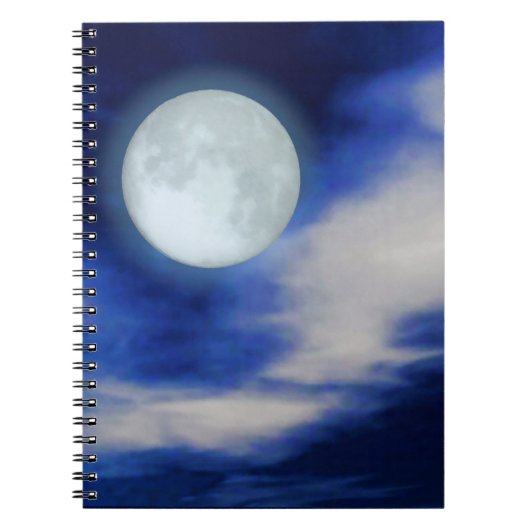 Moonscape met onverlichte wolken notitieboek (Voorkant)