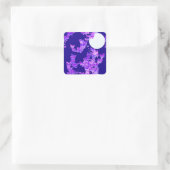 Moonscape met vlinders - lila, donkerblauw vierkante sticker (Tas)