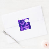 Moonscape met vlinders - lila, donkerblauw vierkante sticker (Envelop)