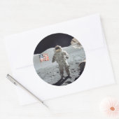 Moonwalk.. Astronaut met Amerikaanse vlag Ronde Sticker (Envelop)