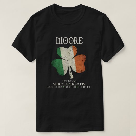 Moore achternaam familie Ierland Iers huis van She T-shirt (Design voorkant)