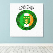 Moore Crest & Celtic Knot op Shamrock Canvas Print (Insitu (Houten vloer))