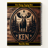 Moose bij zonsopgang, omlijst door dennen en pieke notitieboek (Achterkant)