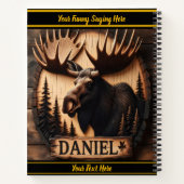 Moose carving te midden van bosschaduwen notitieboek (Achterkant)