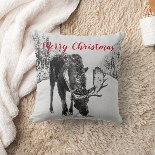 Moose in de winter op de besneeuwde weg Kerstmis Kussen (Deken)