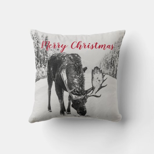 Moose in de winter op de besneeuwde weg Kerstmis Kussen (Achterkant)