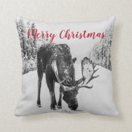 Moose in de winter op de besneeuwde weg Kerstmis Kussen