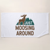 Moose Just Moosing Around Strandlaken (Voorkant)