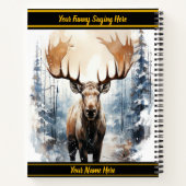 Moose staat hoog in besneeuwd bos notitieboek (Achterkant)