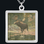 Moose Walting in Water Zilver Vergulden Ketting<br><div class="desc">Woon je ver van de natuur? Dit mooie en toch klassieke afbeelding wekt een indruk van rust en de kleuren van de zeemijlen die in het water lopen zijn juist,  wat dit afbeelding zeer realistisch maakt. Haal deze natuur stijlvolle kunst op je favoriete producten!</div>