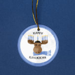 Moosed Happy Chanoeka Grappige Chanoeka Keramisch Ornament<br><div class="desc">Deze gekke eland is ingericht voor Chanoeka op dit grappige ornament dat kan worden gepersonaliseerd met ELKE boodschap die je wilt!</div>